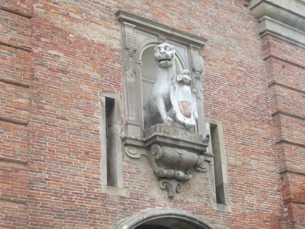 Lucca - statue on the gate
