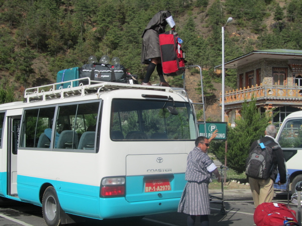 How the luggage got onto the bus roof !