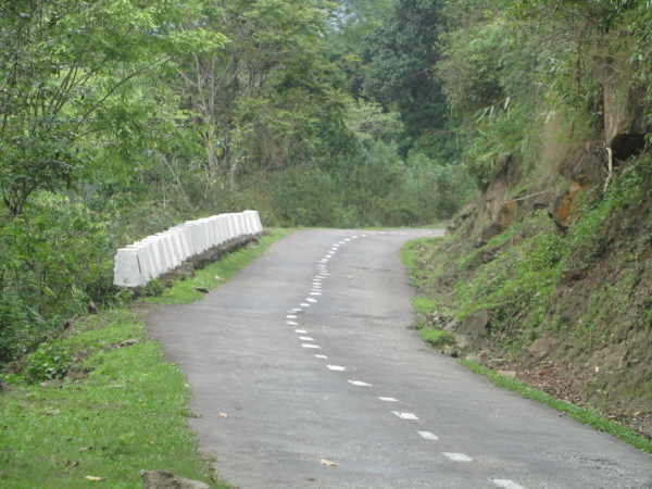 White lines even where the road is too narrow for two vehicles