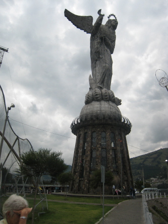 Quito: The statue of the virgin Mary