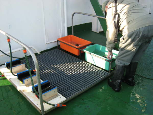 Washing facilities for boots on the ship