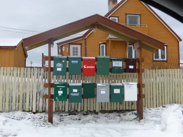 Protection from the winter snow for letter boxes