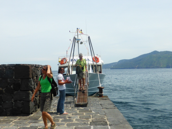 How to disembark from a boat